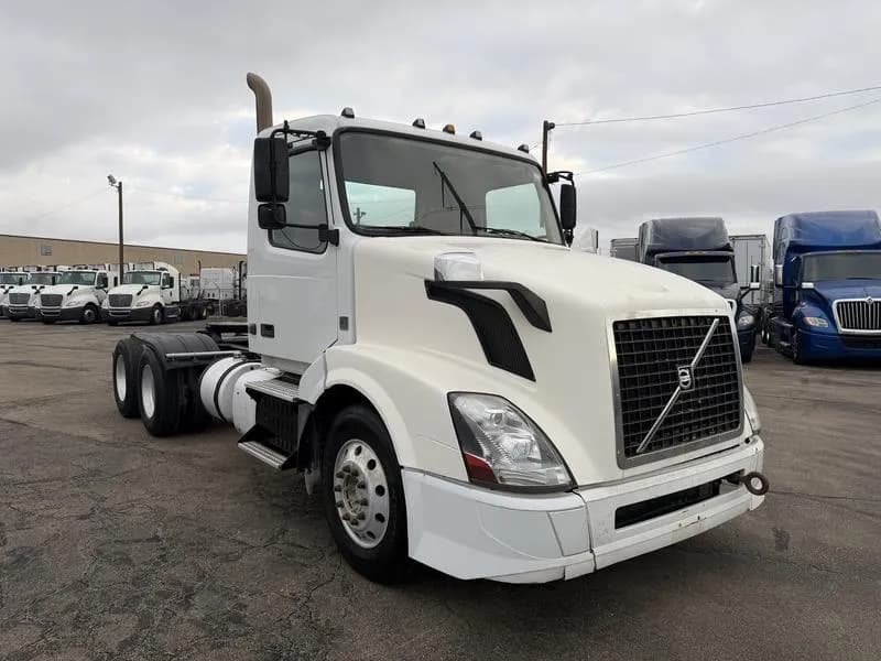 2017 Volvo VNL300 - Day Cab