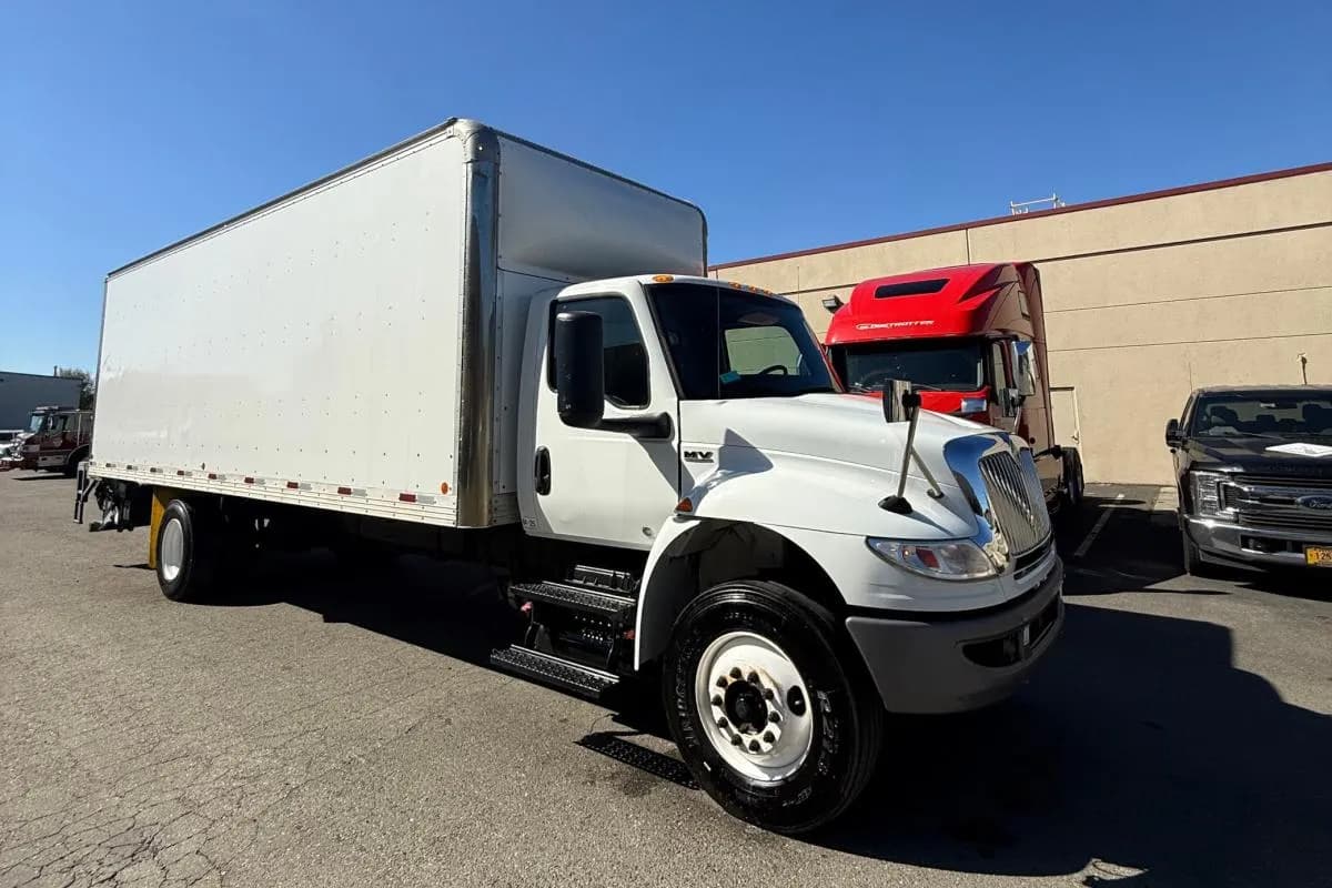 2019 International MV 26' - Day Cab