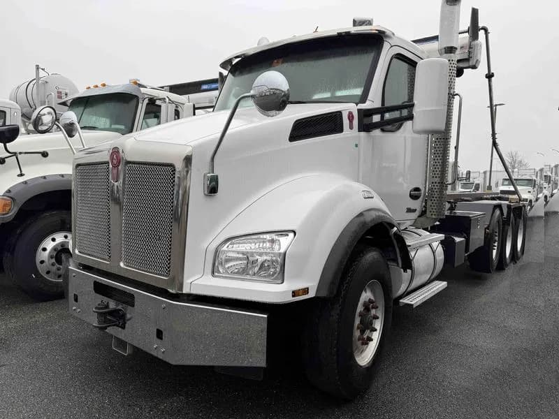2023 Kenworth T880
