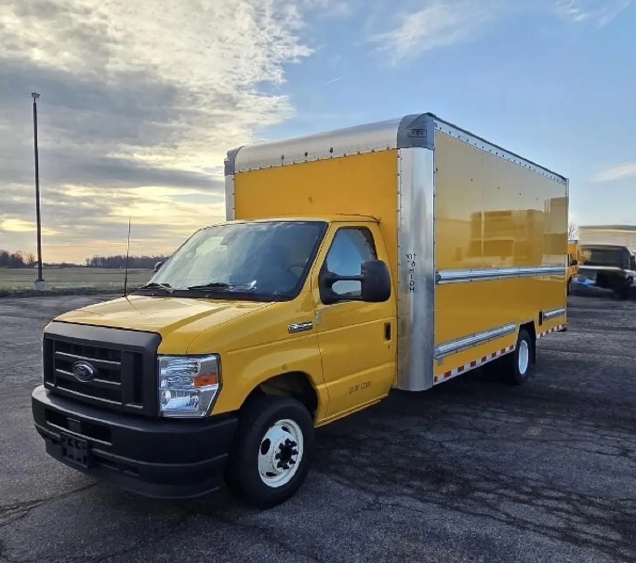 2022 Ford E350 Hicube Truck