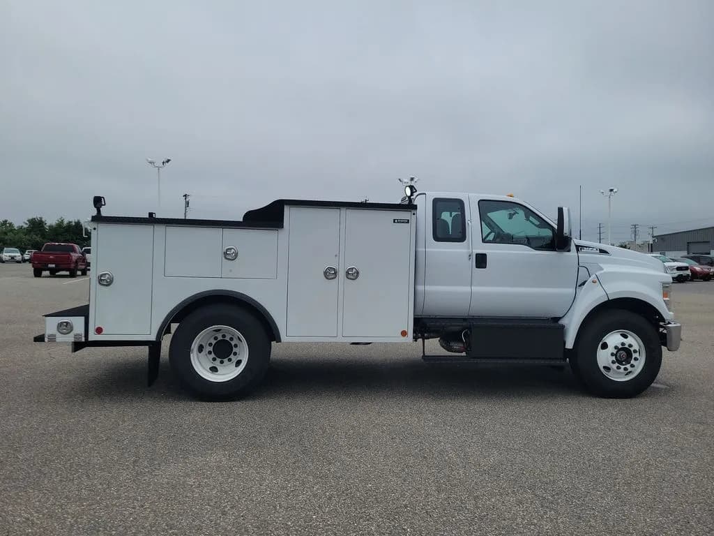 2027 Ford F-650 - Chassis