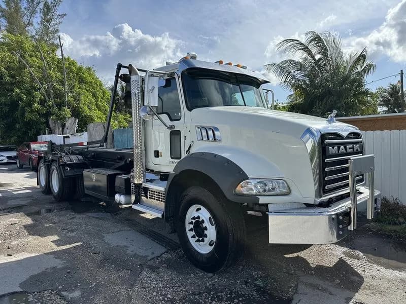 2018 Mack GU813