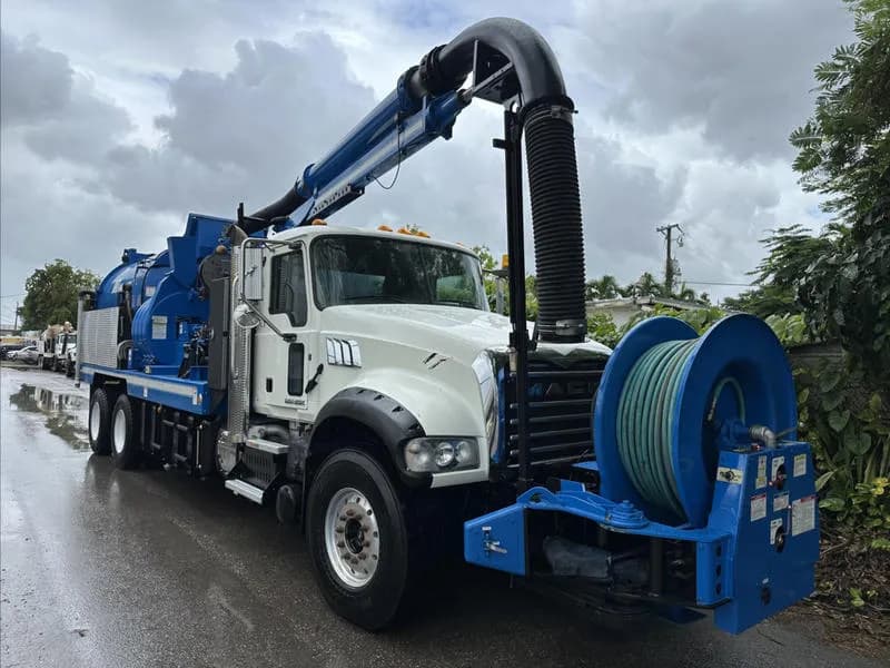 2017 Mack GU713