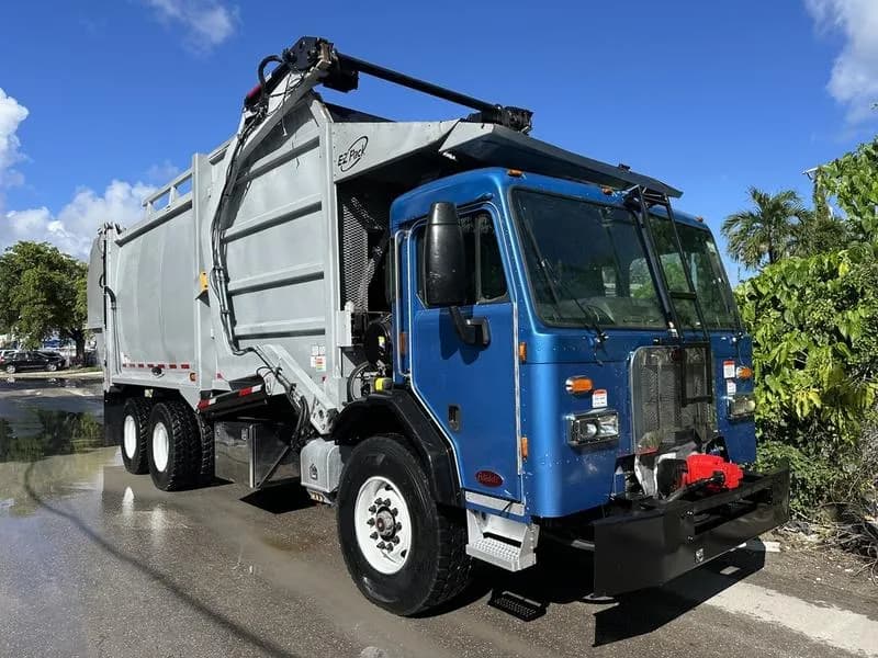 2016 Peterbilt 320