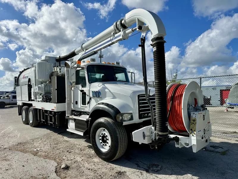 2013 Mack GU713
