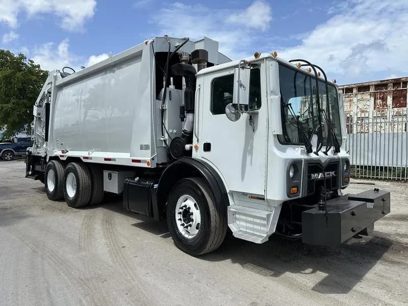 2011 Mack MRU613