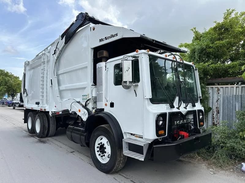 2010 Mack MRU613