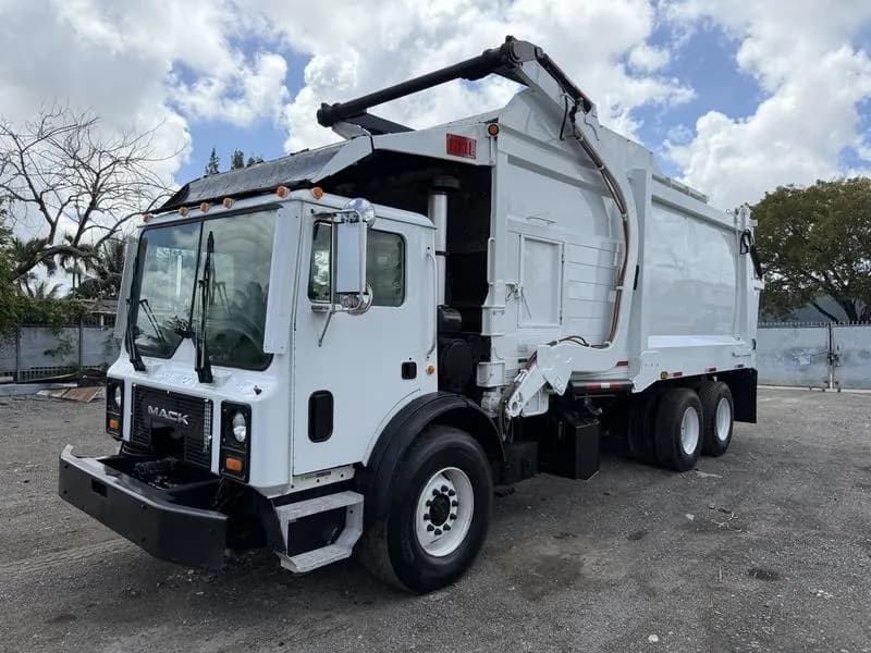 2005 Mack MR688S