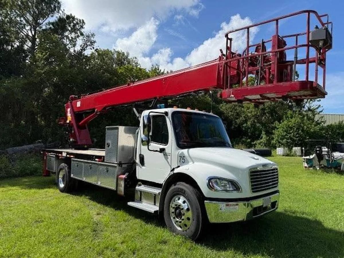 2022 Freightliner M2 106 - Crane