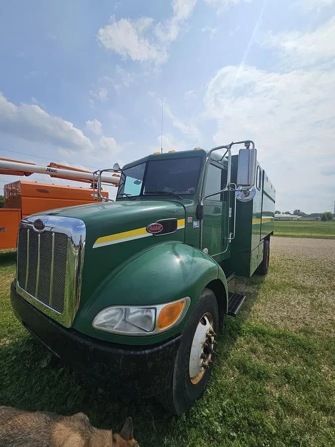 2010 Peterbilt PX6240 - Chipper Trailers / Chipper Trucks