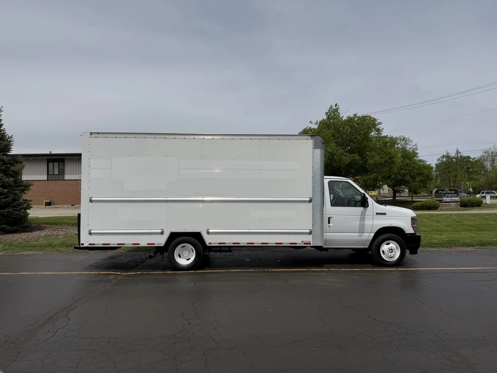 2022 Ford E-350 - Box
