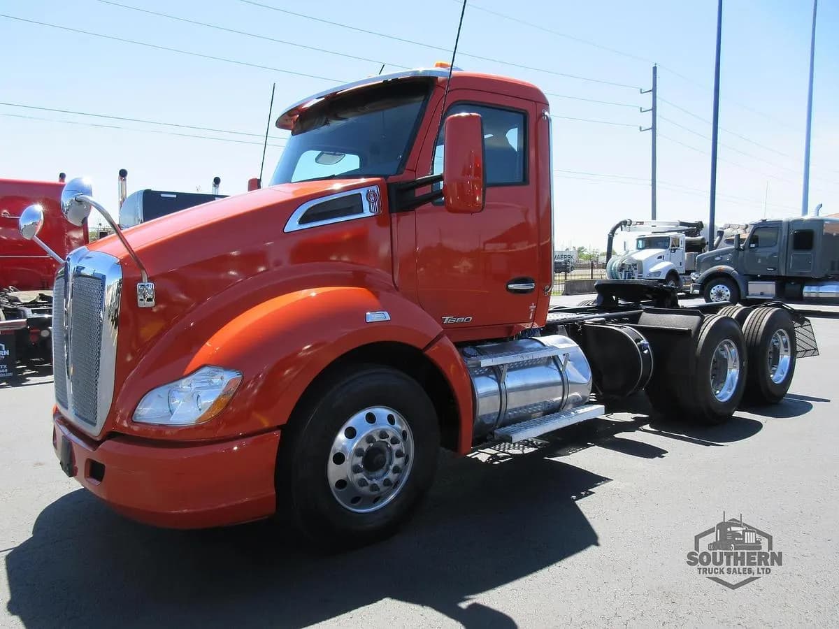 2019 Kenworth T680 - Day Cab