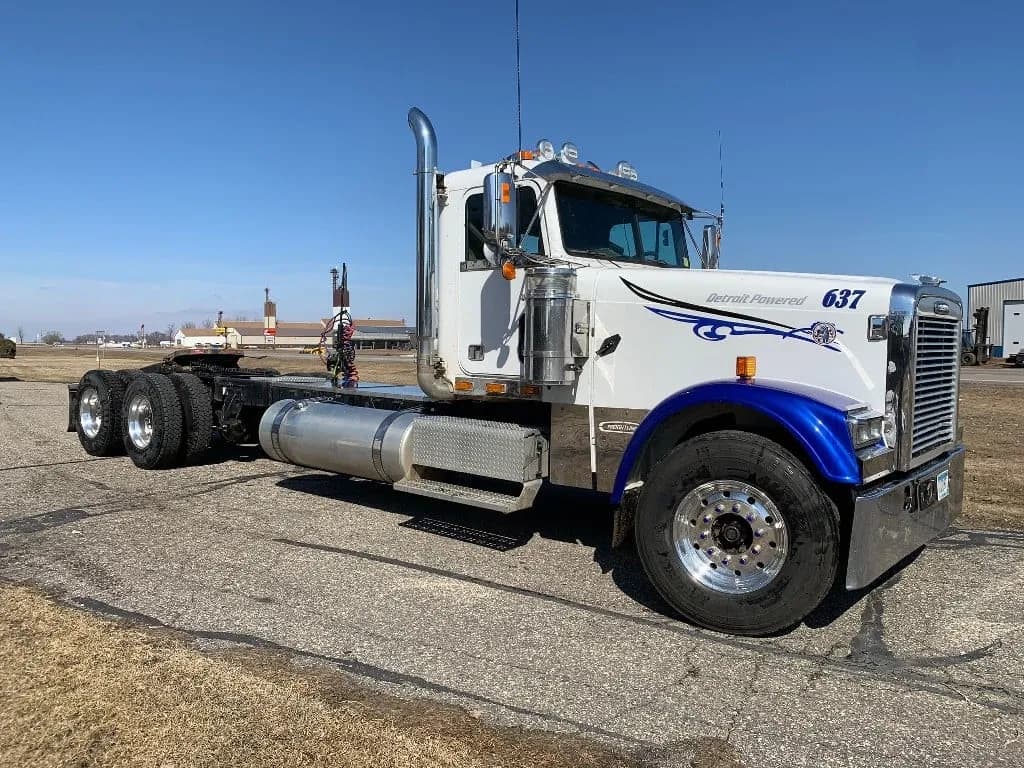 2006 Freightliner FLD120 - Day Cab