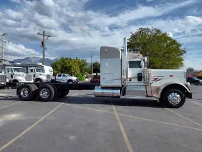 2015 Peterbilt 389 Conventional Long Hood & Long W.B Tandem Axle Semi - Sleeper