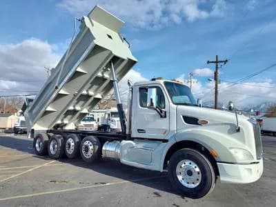 2017 Peterbilt 579 Quad Axle - Dump