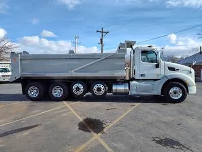 2017 Peterbilt 579 Quad Axle - Dump