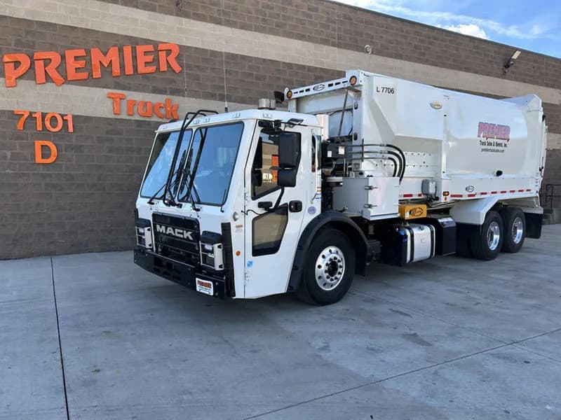 2025 Mack Trucks LR64R - Garbage