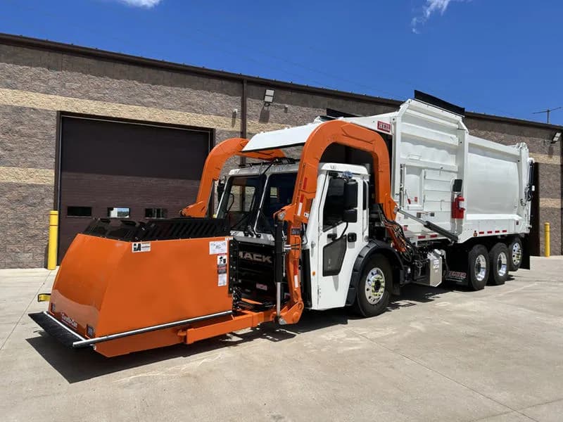 2025 Mack Trucks LR64R - Garbage
