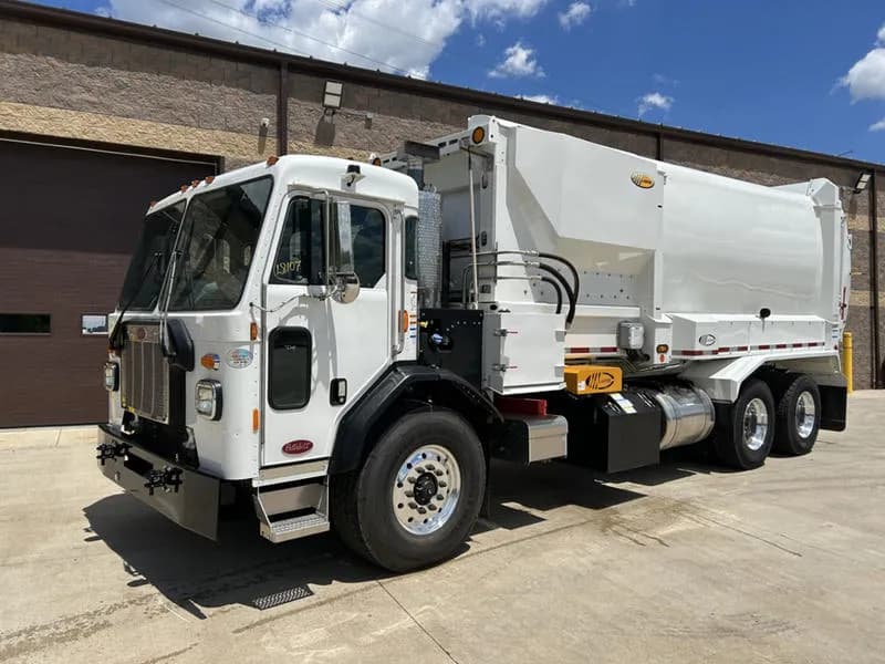 2025 Peterbilt 520 - Garbage