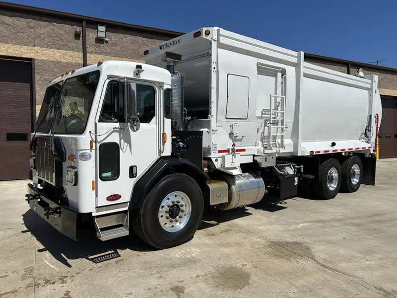 2025 Peterbilt 520 - Garbage