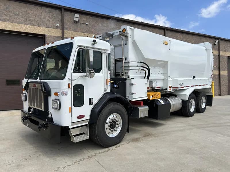 2025 Peterbilt 520 - Garbage
