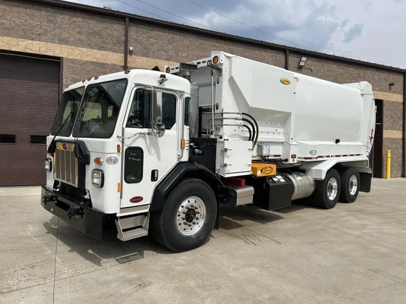 2025 Peterbilt 520 - Garbage
