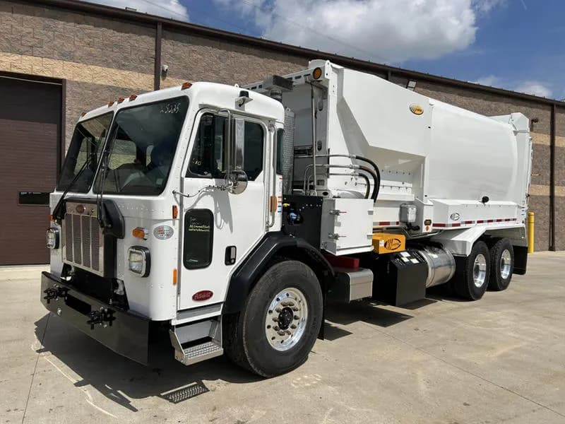 2025 Peterbilt 520 - Garbage