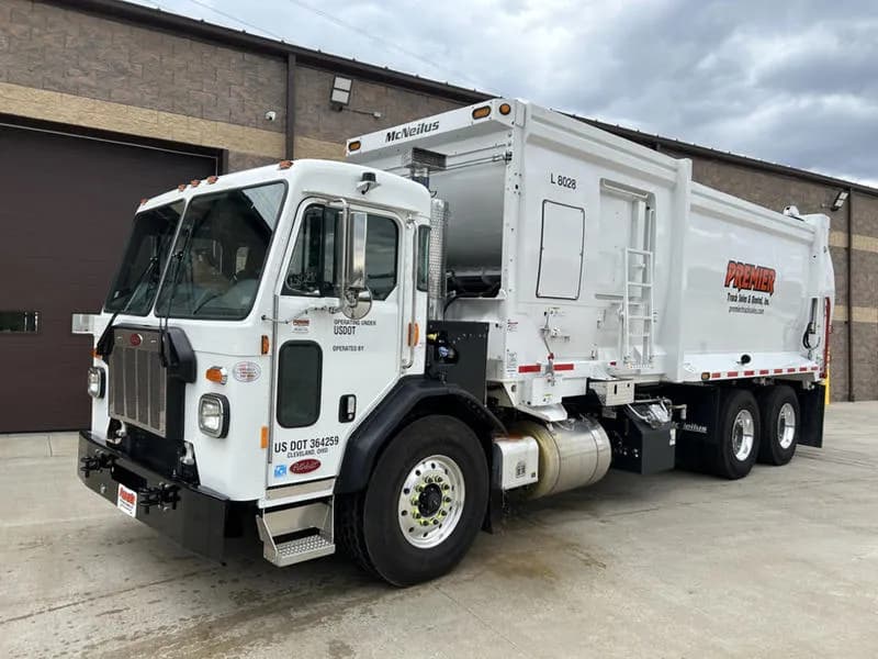 2025 Peterbilt 520 - Garbage
