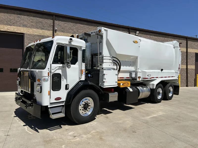 2025 Peterbilt 520 - Garbage