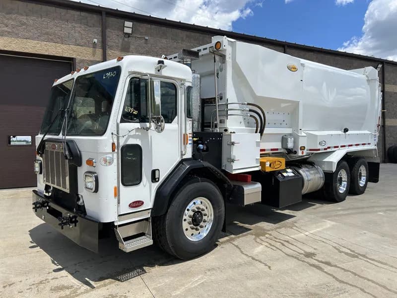 2025 Peterbilt 520 - Garbage