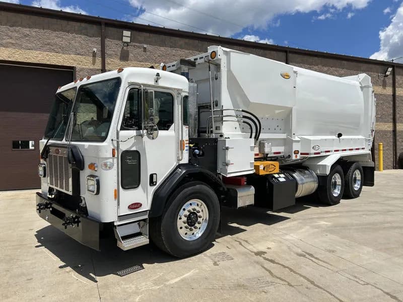 2025 Peterbilt 520 - Garbage