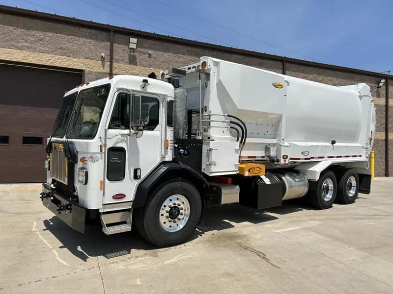 2025 Peterbilt 520 - Garbage