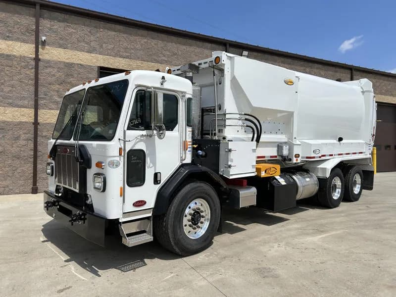 2025 Peterbilt 520 - Garbage