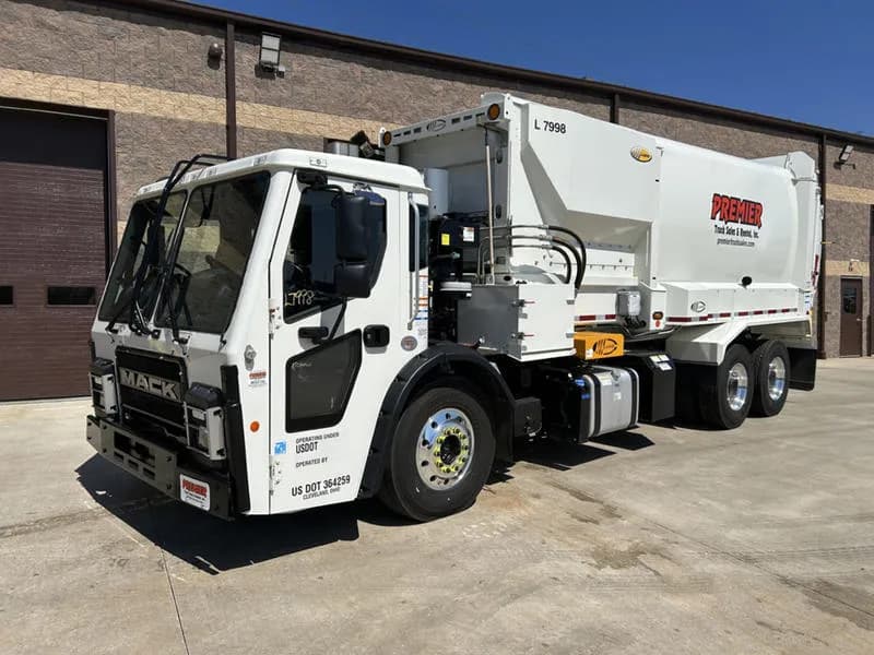 2025 Mack Trucks LR64R - Garbage