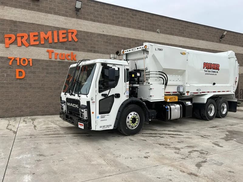 2025 Mack Trucks LR64R - Garbage