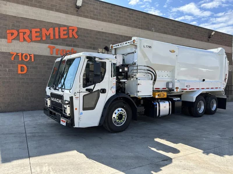 2025 Mack Trucks LR64R - Garbage