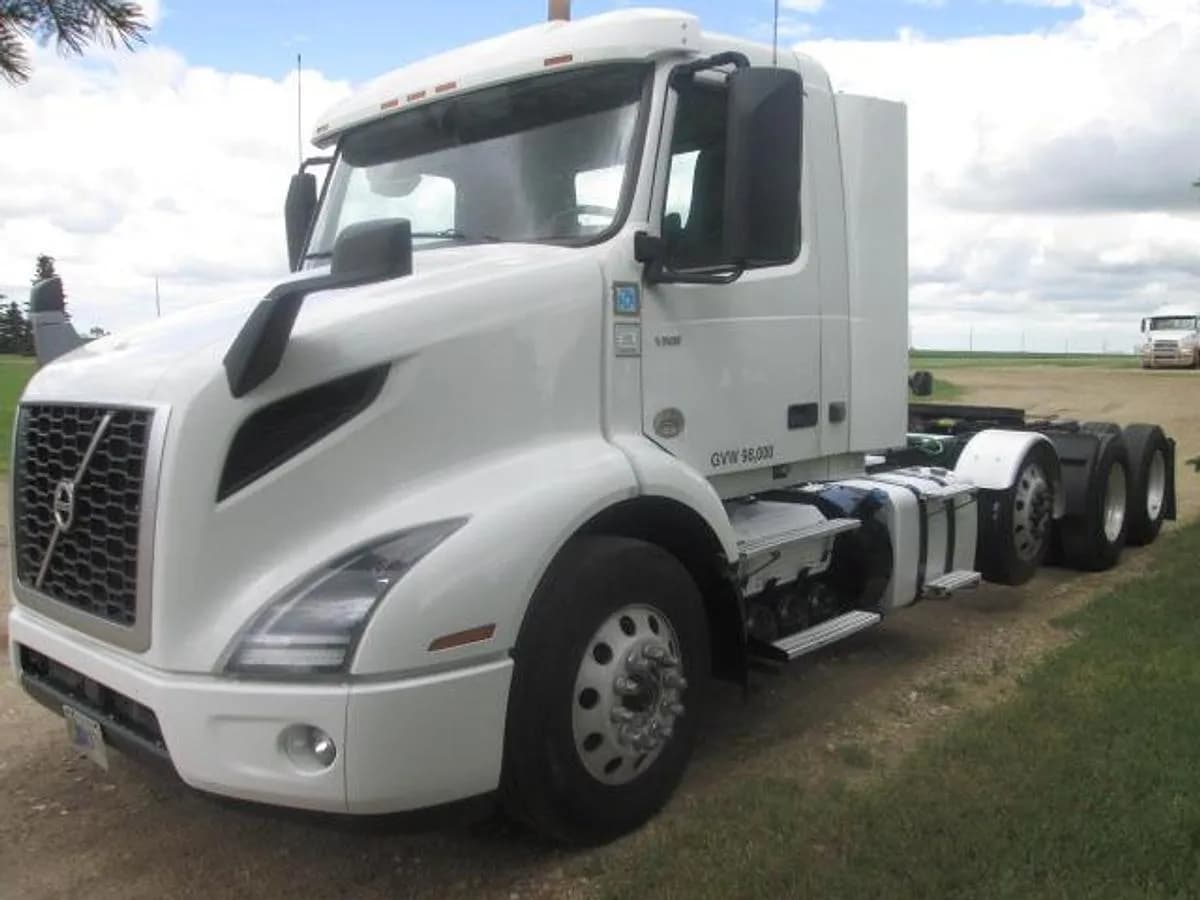2021 Volvo VNR64T300