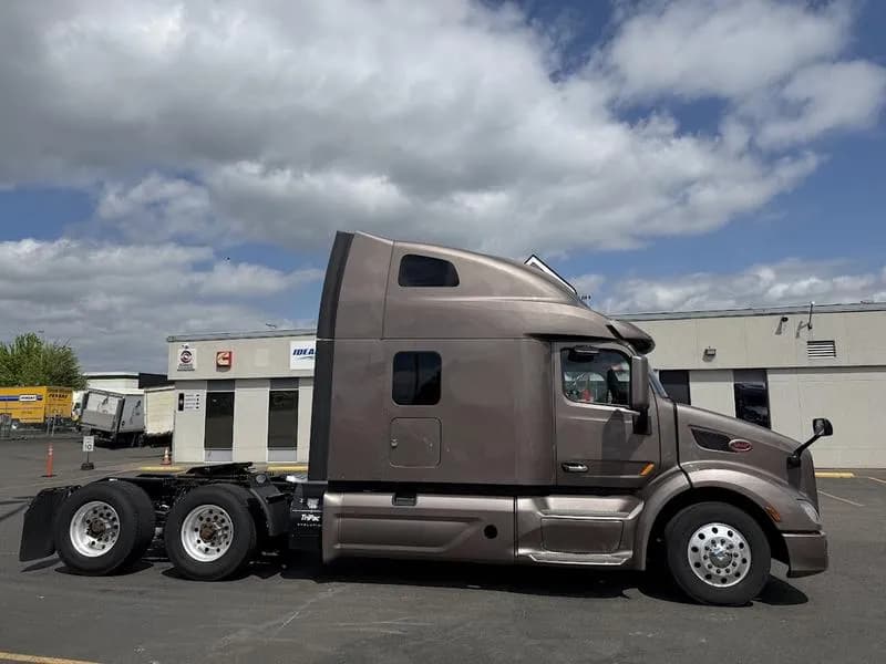 2022 Peterbilt 579 - Sleeper