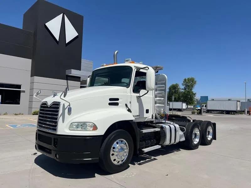 2016 Mack CH613 - Day Cab