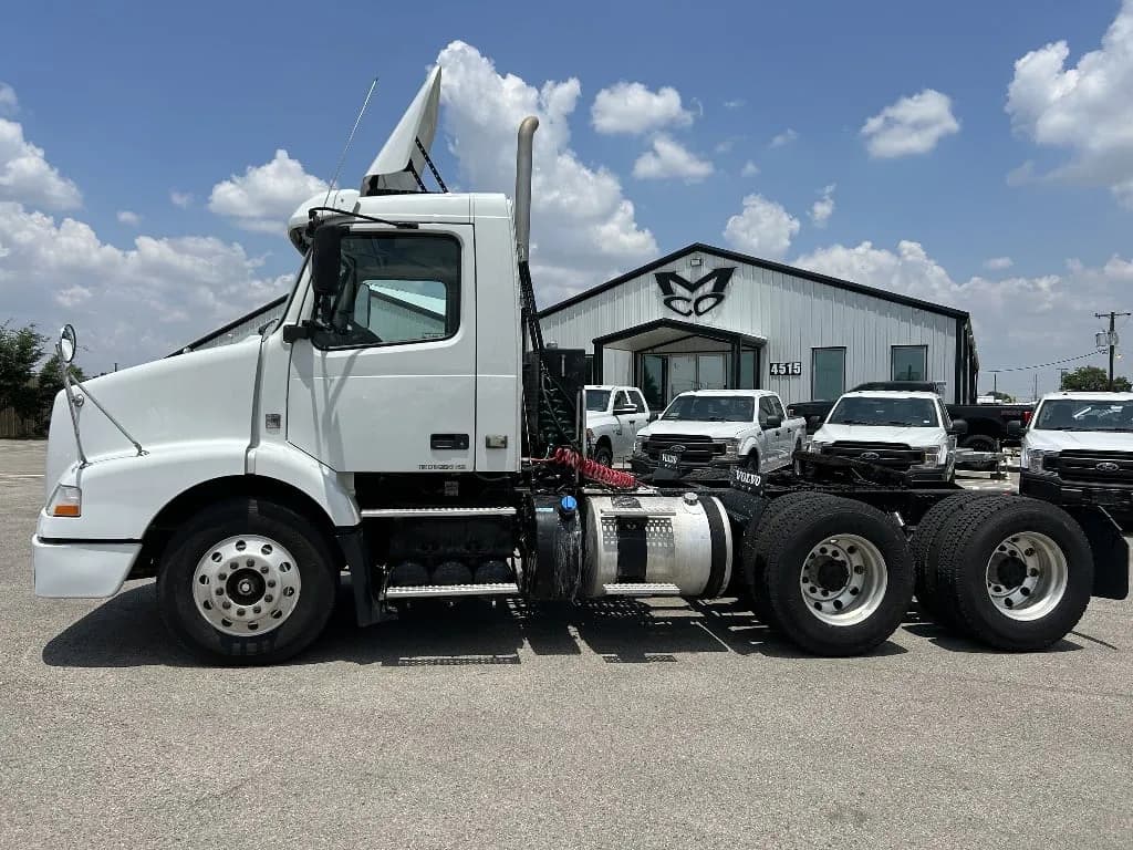 2014 Volvo VNL630 Tandem Axle Daycab - Day Cab