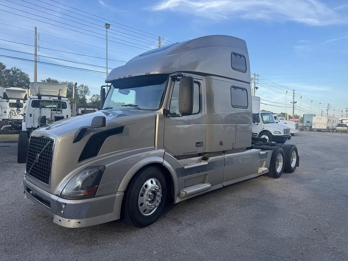 2005 Volvo VNL 780 - Sleeper