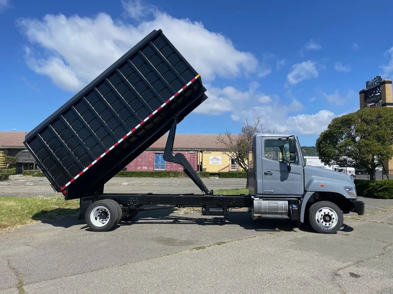 2018 Hino 258A - Chipper Trailers / Chipper Trucks