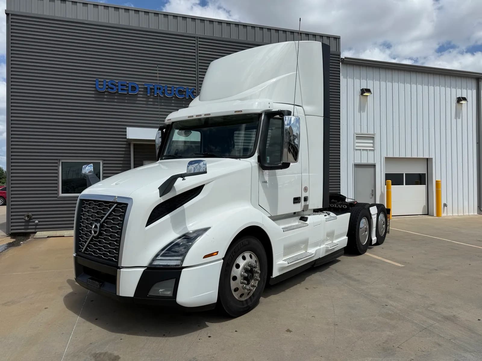 2019 Volvo VNL300 - - Day Cab