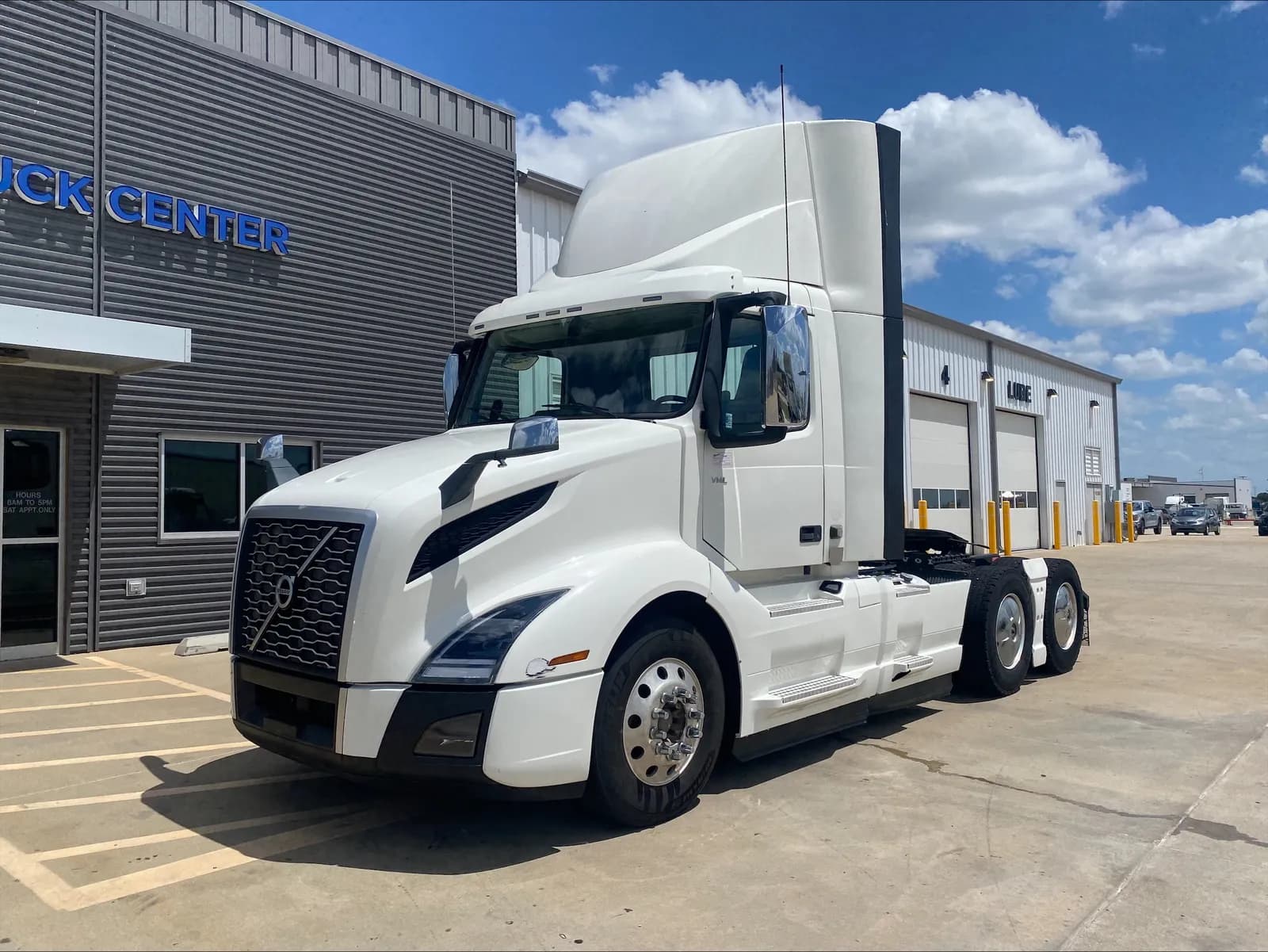 2019 Volvo VNL300 - - Day Cab