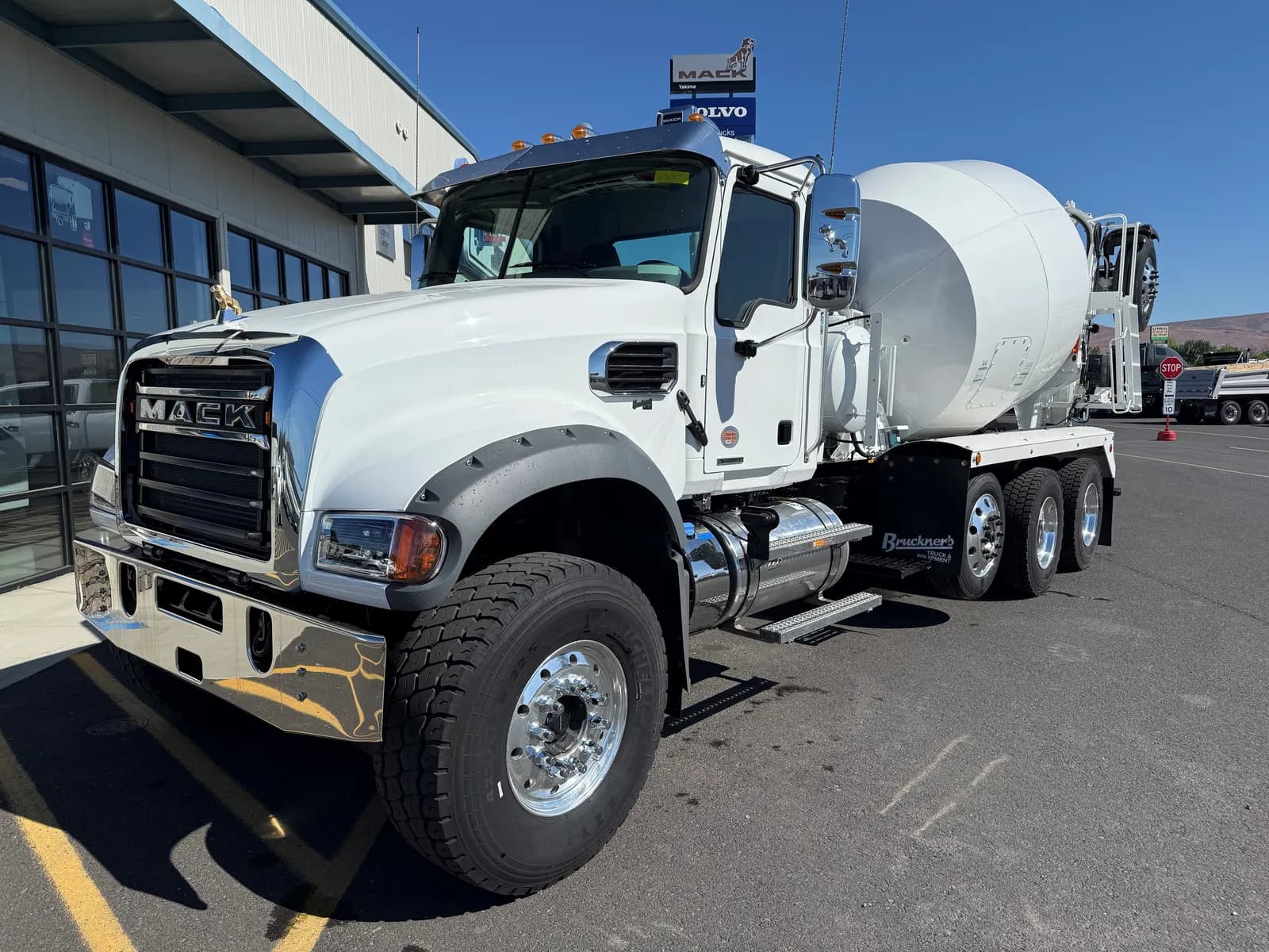 2026 Mack GR84F - Mixer