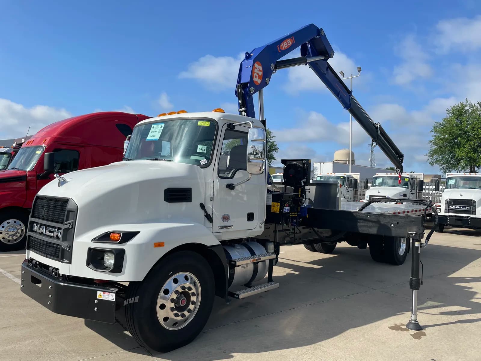 2025 Mack MD7 - Crane