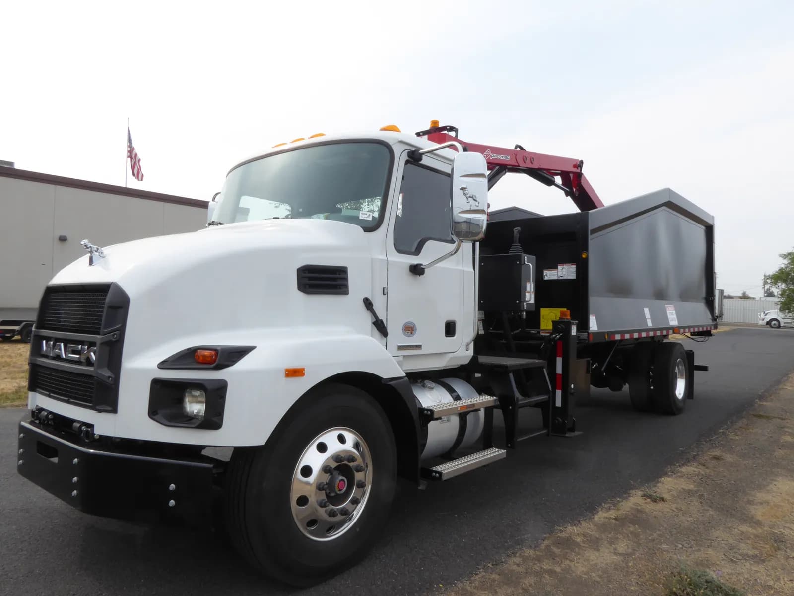 2025 Mack MD7 - Crane