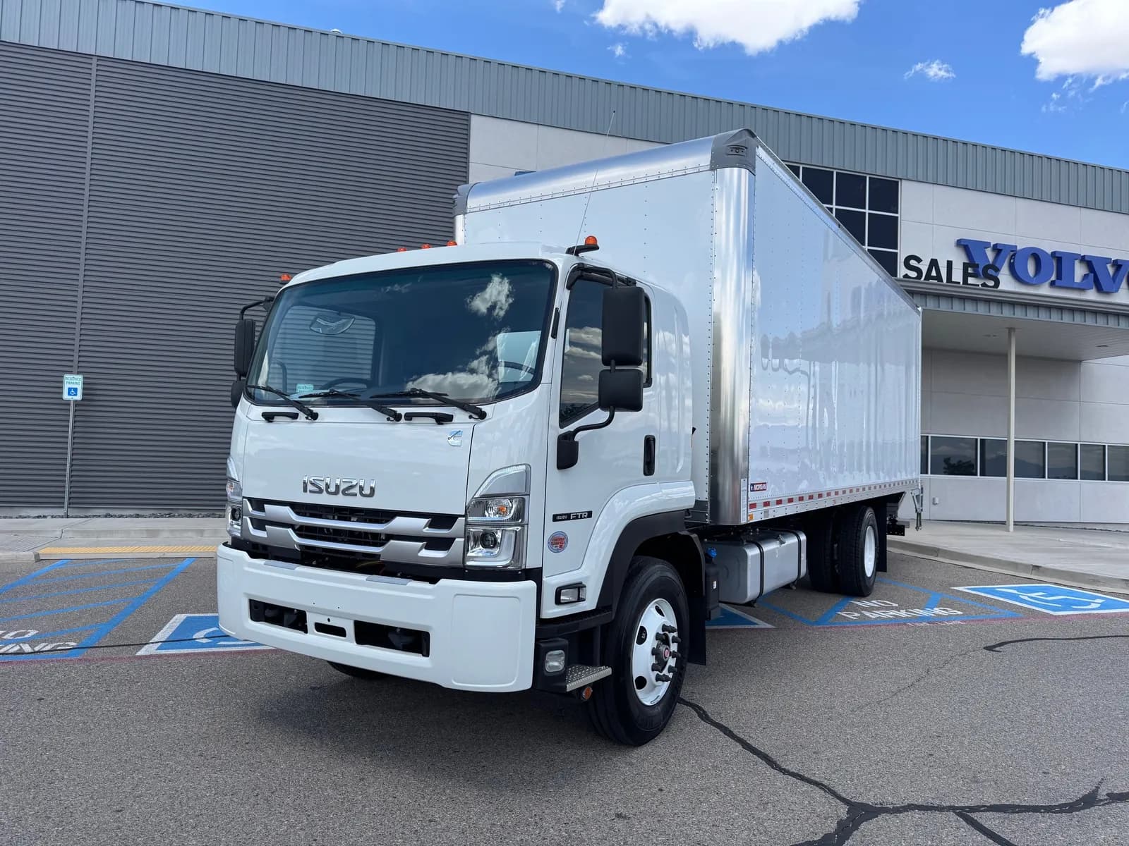 2025 Isuzu FTR - Vans