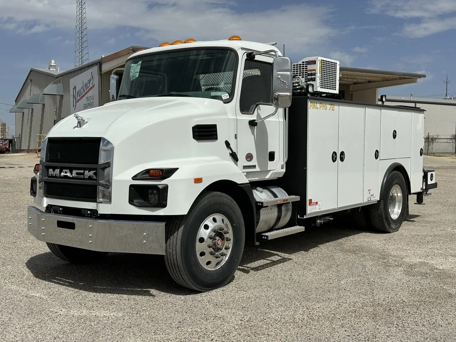 2025 Mack MD7 - Crane