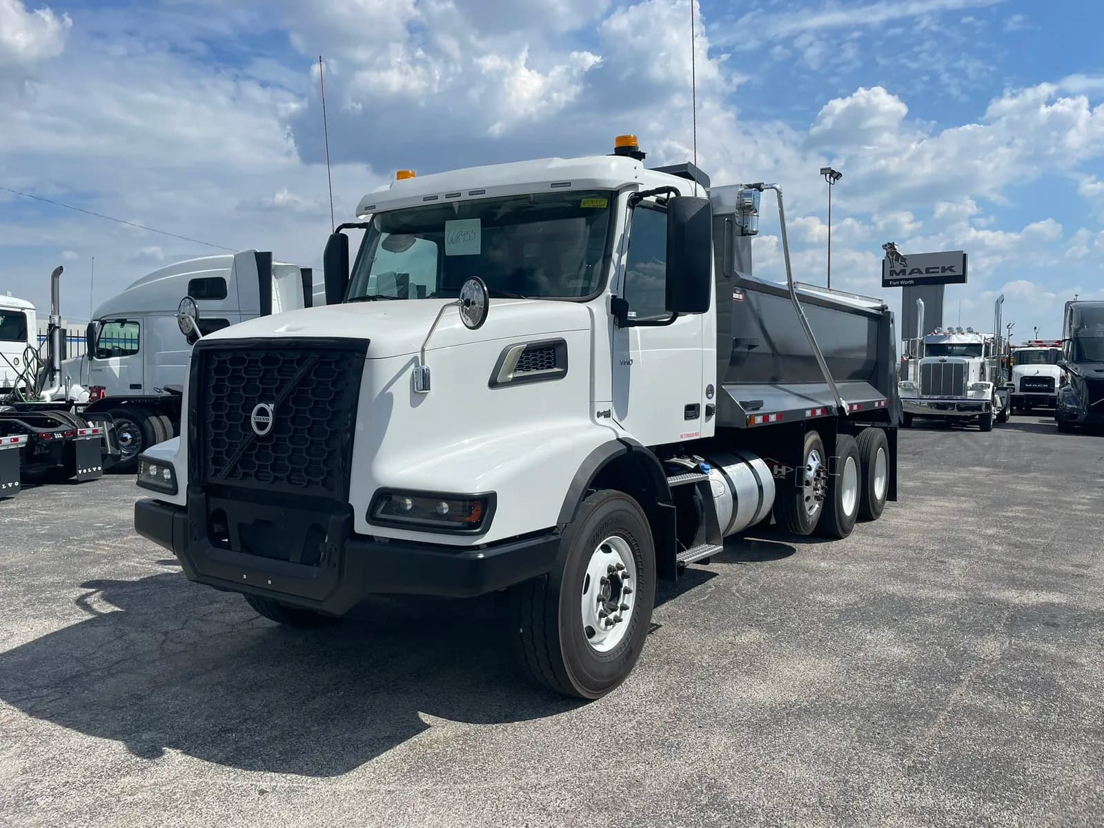 2025 Volvo VHD86B300 - Dump